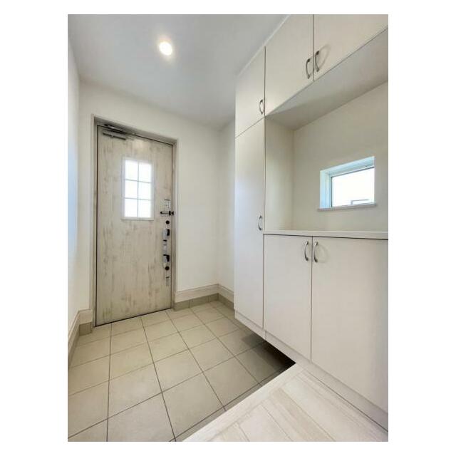 玄関を広く利用できるようシューズクローゼットを完備。ご家族みんなの靴をスッキリ収納できます！