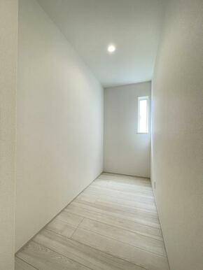 食材の保管や普段使いの少ない食器・調理器具もすっきり収納！