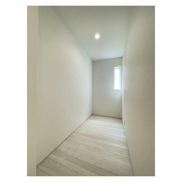 食材の保管や普段使いの少ない食器・調理器具もすっきり収納！