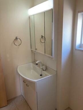 シャキッと一日を始める朝も素顔に戻る夜もこの洗面台から（1号棟）