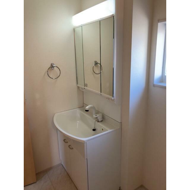 シャキッと一日を始める朝も素顔に戻る夜もこの洗面台から（1号棟）