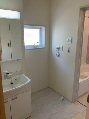 一日の始まりは洗面所から。さぁ顔を洗って気合を入れよう（2号棟）