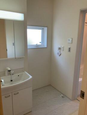 女性のお化粧や男性の身だしなみに洗面台は不可欠（1号棟）