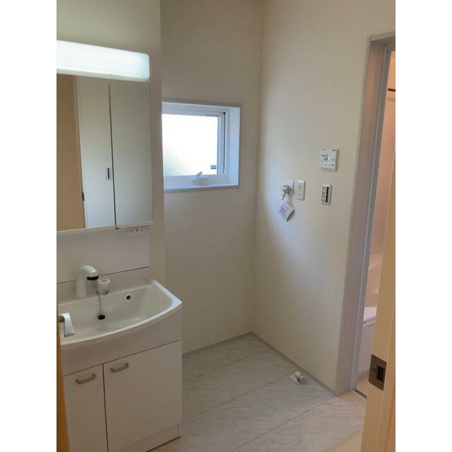 女性のお化粧や男性の身だしなみに洗面台は不可欠（1号棟）