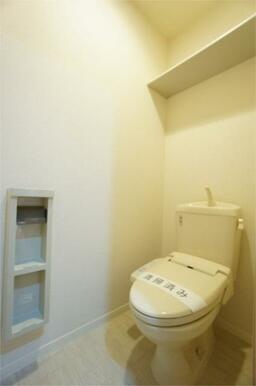 快適な温水洗浄便座付きトイレ。上部には棚もあります。