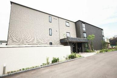 【北側外観】街並みに調和した、濃淡のコンビネーションが、モダンな雰囲気の外観です。