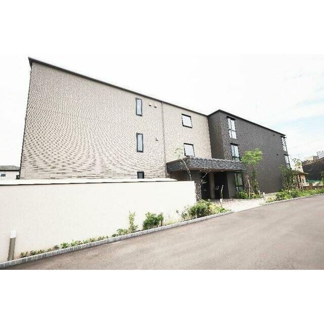 【北側外観】街並みに調和した、濃淡のコンビネーションが、モダンな雰囲気の外観です。