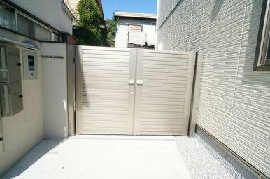 共用エントランスはオートロック仕様♪