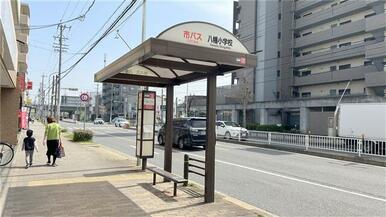 目の前はバス停です