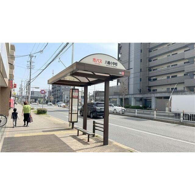 目の前はバス停です