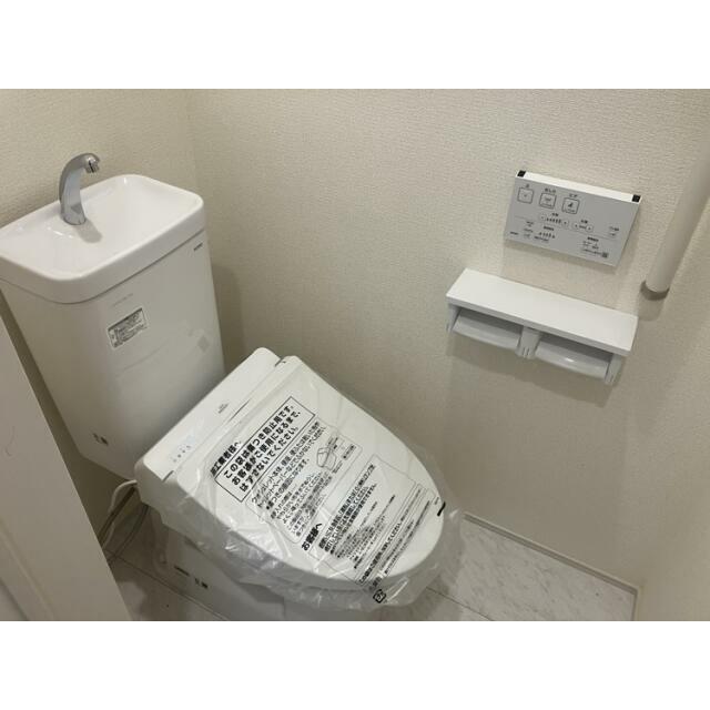 【トイレ】立ち座りをサポートしてくれる手すり付きの安心設計です☆