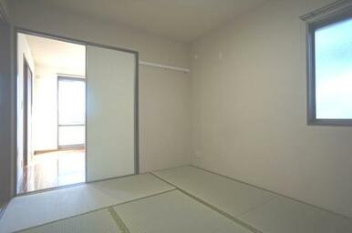 北側にある和室です！南壁にはちょっとした物掛けに便利な化粧幕板が付いていますので、コートや帽子などの