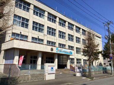 莨町小学校まで徒歩4分（約290ｍ）