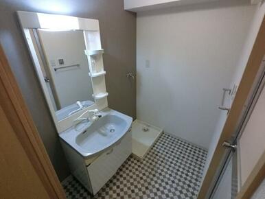 写真はイメージです　シャワードレッサー付洗面台　洗濯機置き場