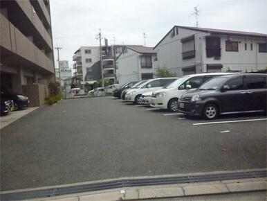 平面駐車場でハイルーフ車駐車可