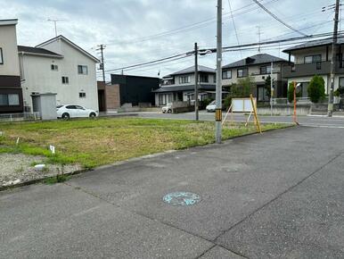 当該物件は二方向道路に接しております。