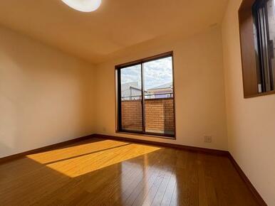 2階洋室8帖　別角度