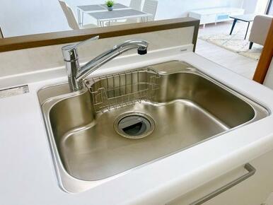 「キッチン」シンクも広々お使いいただけます。