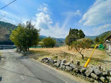 【現地写真】南側が開けた土地で、様々な用途にお使いいただけます♪