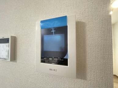 訪問者がひと目でわかるモニター付きインターホンを標準装備。お子さまのお留守番にも安心です！
