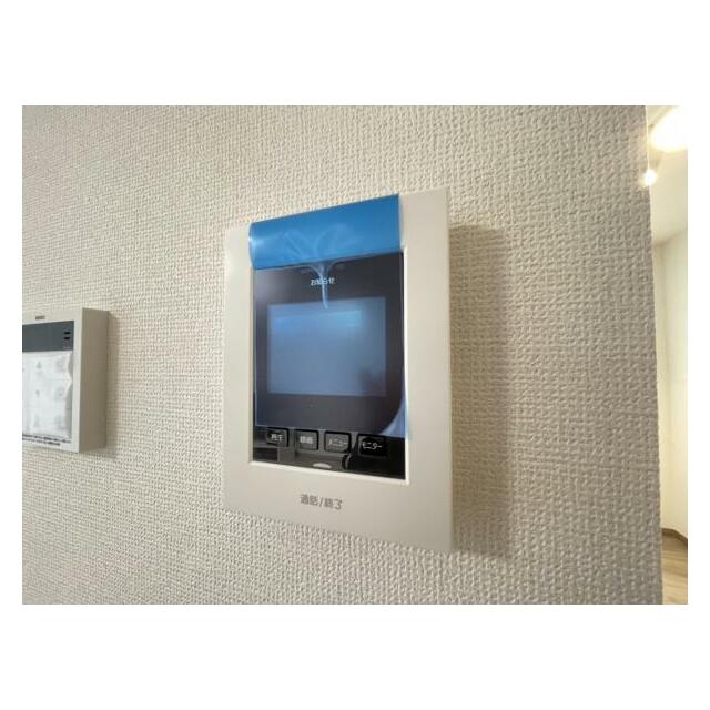 訪問者がひと目でわかるモニター付きインターホンを標準装備。お子さまのお留守番にも安心です！