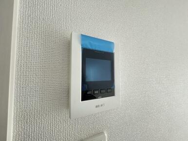 訪問者がひと目でわかるモニター付きインターホンを標準装備。お子さまのお留守番にも安心です！