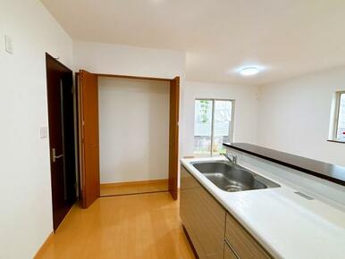 キッチン横の収納は高さがあります