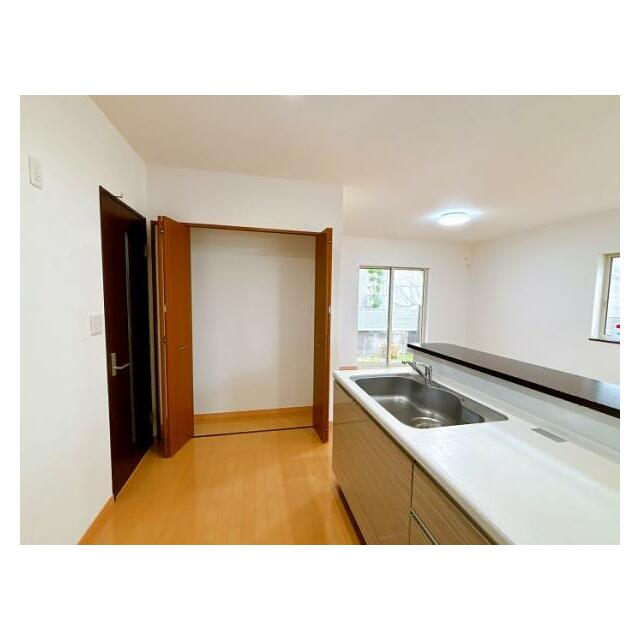 キッチン横の収納は高さがあります