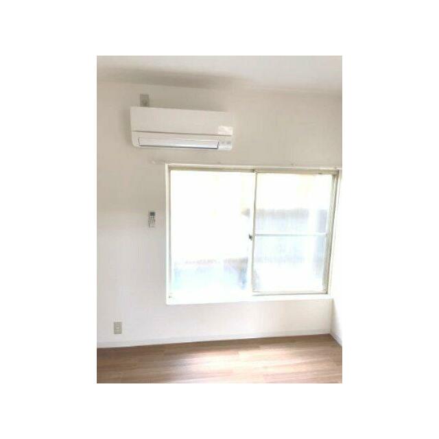 白を基調としたこちらのリビングで趣味の時間をお楽しみください