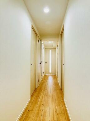 「廊下」建具新品交換しております。