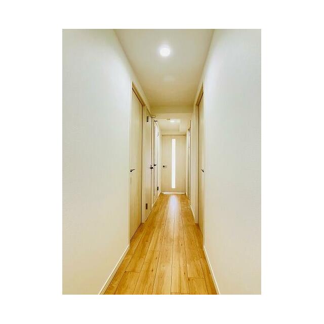 「廊下」建具新品交換しております。