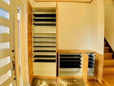 「玄関」大容量のシューズボックスがあり家族全員分の靴も楽々収納できます。