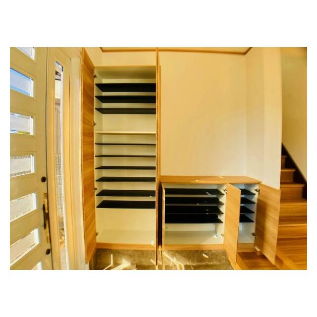 「玄関」大容量のシューズボックスがあり家族全員分の靴も楽々収納できます。