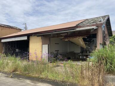 敷地内の平屋建倉庫も壊れています