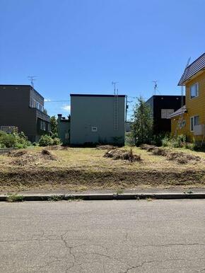 緑豊かな住宅地は、通勤通学でも四季の移り変わりを感じられる環境です。