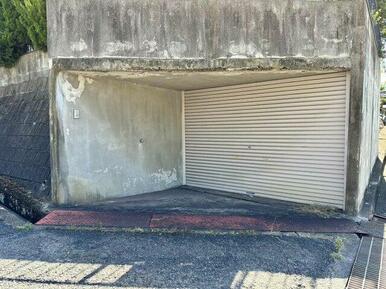 駐車場の入り口です。堀込車庫になっており、前面道路から出入りしやすい場所にあります。