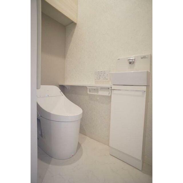 【トイレ】　温水洗浄機能付き　収納棚付き・手洗い付き