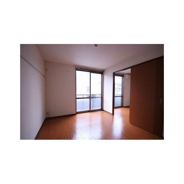 ２つの洋室から南向きのバルコニーに出られます。