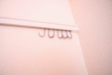 フックの付いた化粧幕板