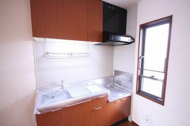 小窓があって、換気もしやすいキッチンです。