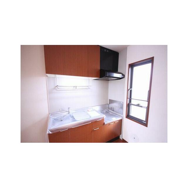 小窓があって、換気もしやすいキッチンです。