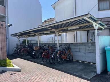 駐車場と駐輪場は屋根付き！大切な自転車が雨にさらされる心配もありませんね♪駐輪場は無料◎