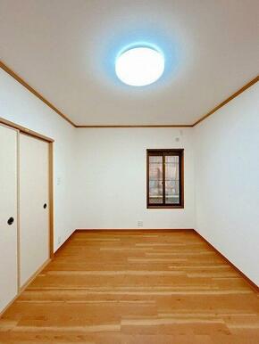 「１階中央洋室」クロス張替え、照明交換