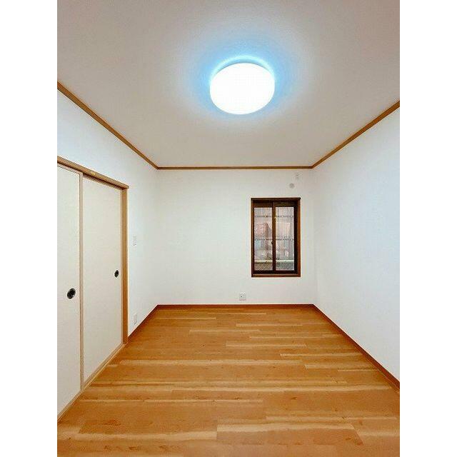 「１階中央洋室」クロス張替え、照明交換