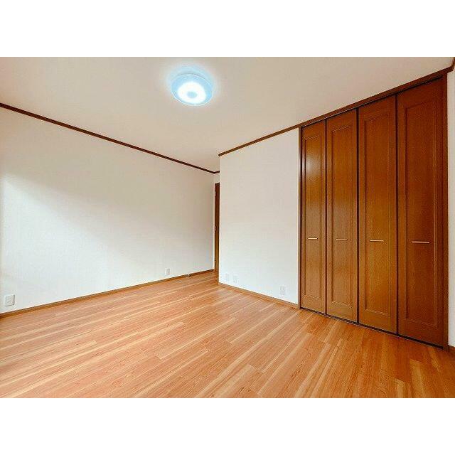 「２階南東側洋室」南側にバルコニーに面しており、日当たり良好です。