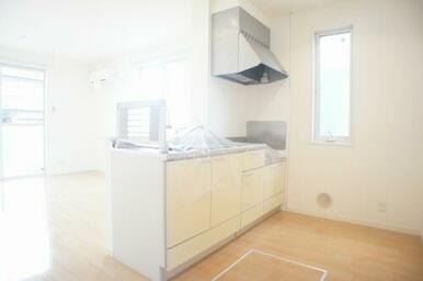 【キッチン】オープンカウンターキッチン！料理をしながらテレビを見たり、子供の様子が確認でき、快適な…