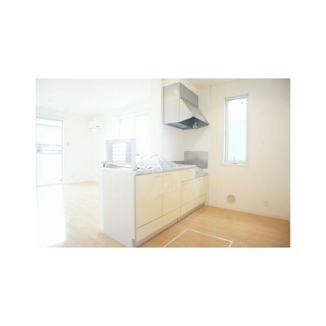 【キッチン】オープンカウンターキッチン！料理をしながらテレビを見たり、子供の様子が確認でき、快適な…