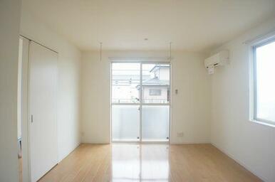 【ＬＤＫ】側面にも窓があり、窓前に建物もないので、採光性も風通しも良い居心地の良いくつろぎ空間のリ…