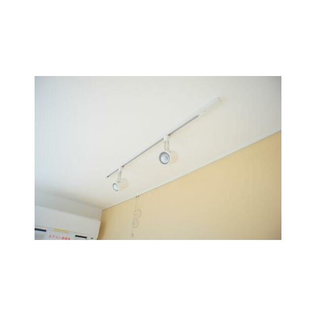 【洋室】移動可能なスライディングライトはお部屋を照明で演出してくれます♪