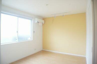 【洋室】大きな窓が付いていて明るい空間です。寝室や子供部屋など様々な用途にどうぞご利用ください。冷…